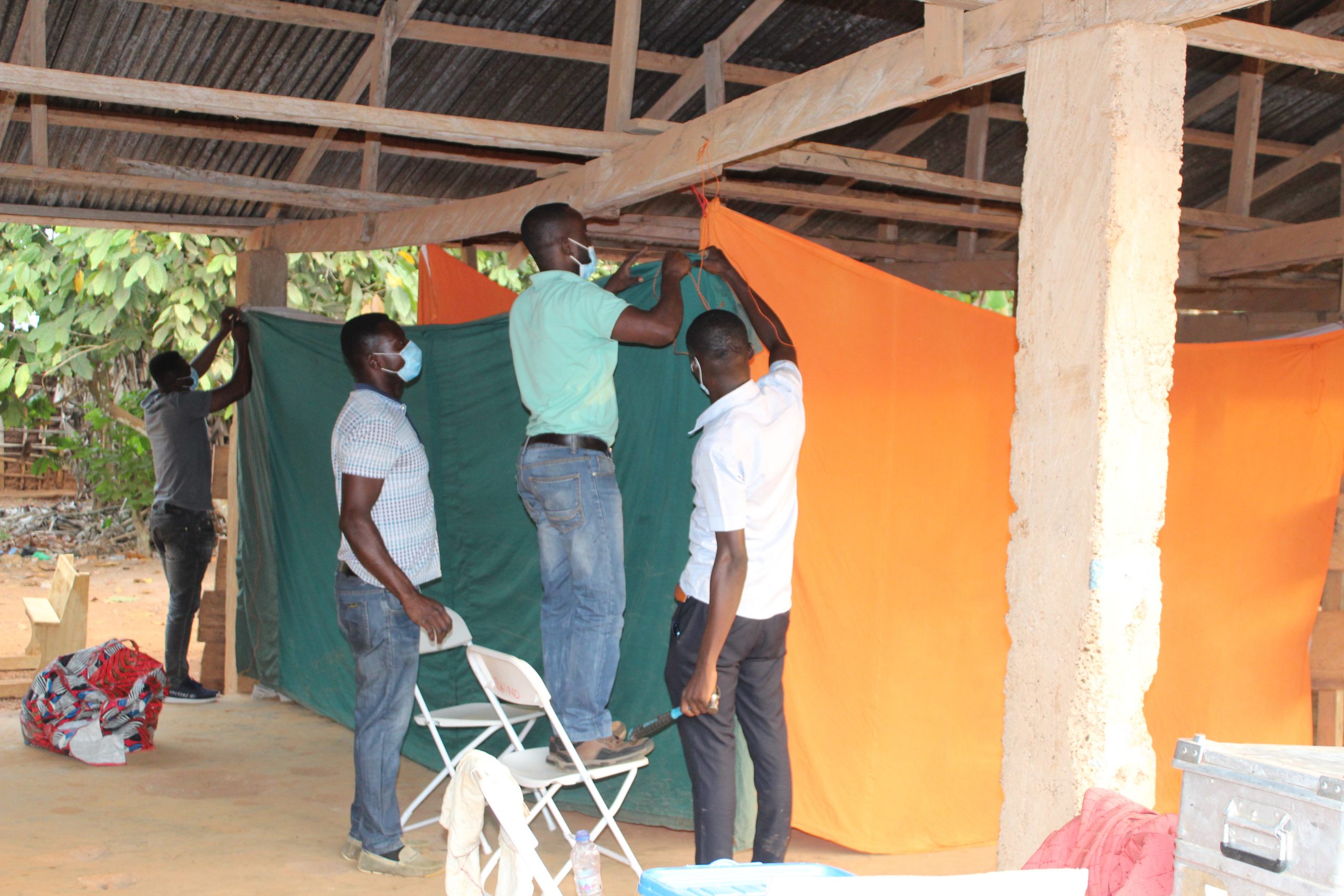 Constructing tent on the field to ensure participant privacy and confidentiality during palpation for onchocercal nodules and skin sipping