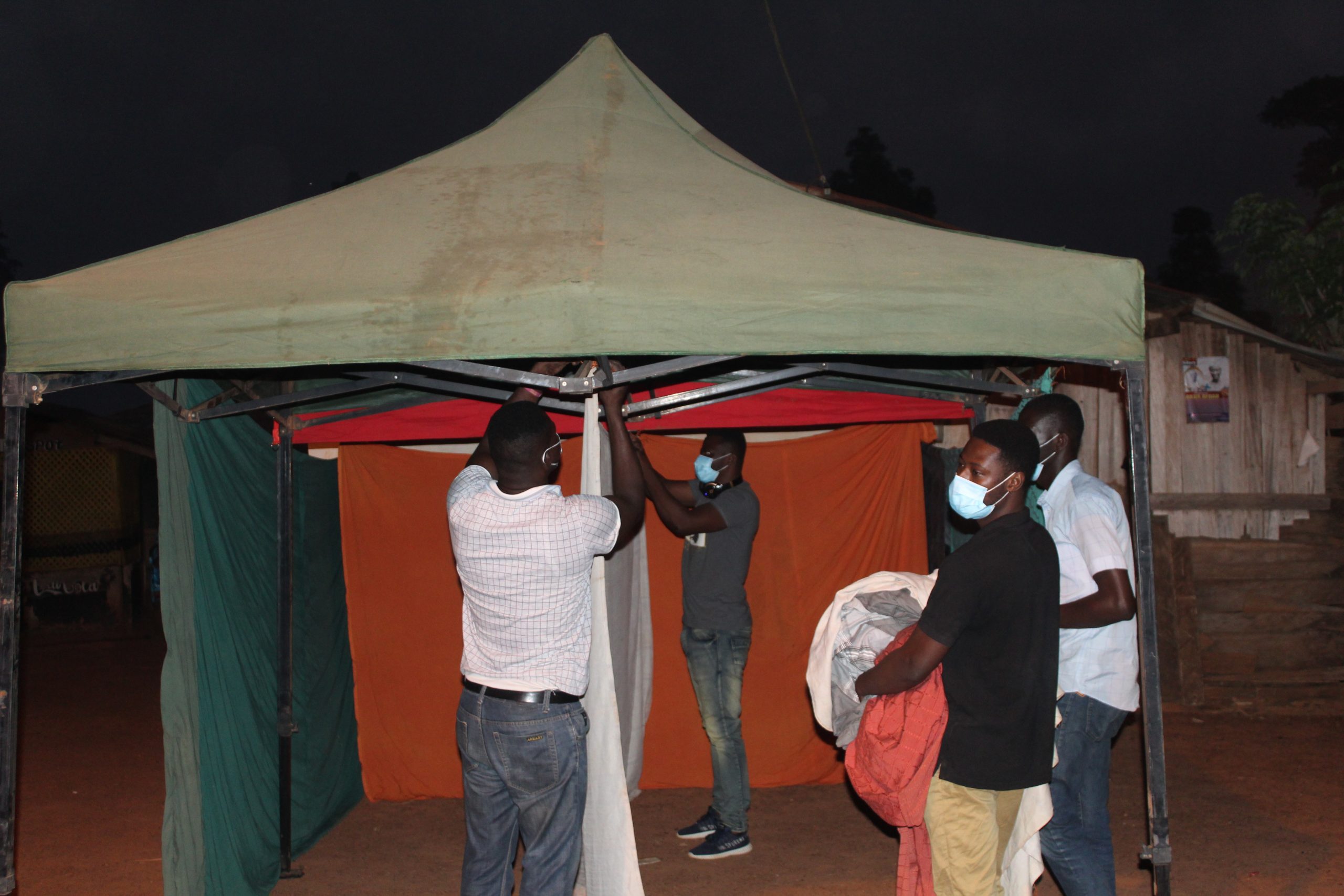Constructing tent on the field to ensure participant privacy and confidentiality during palpation for onchocercal nodules and skin snipping